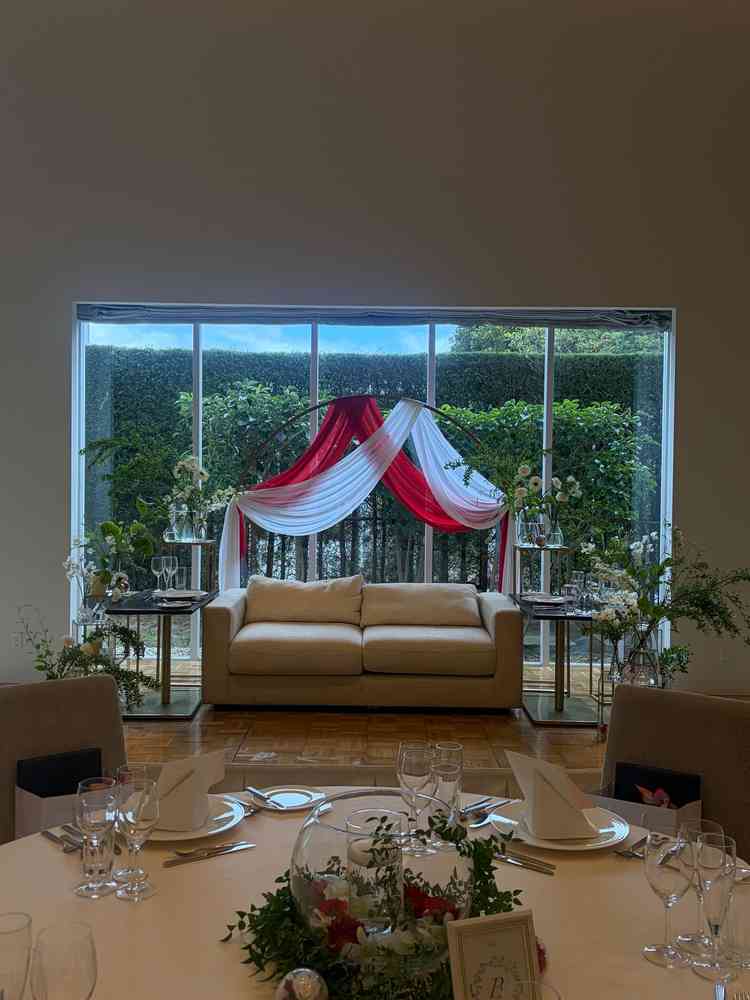 煌の披露宴会場。緑がバックにあり雰囲気もいい。白基調なのでテーブルクロスなどの色味も映えそう。