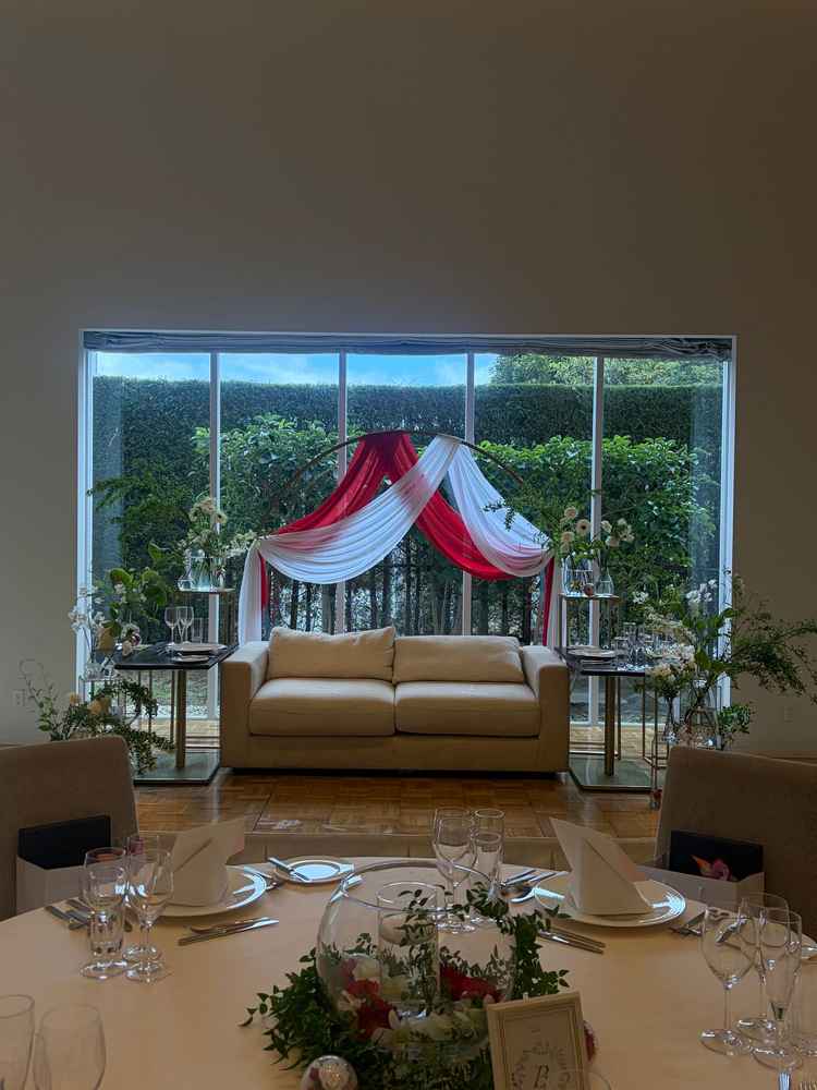 煌の披露宴会場。緑がバックにあり雰囲気もいい。白基調なのでテーブルクロスなどの色味も映えそう。