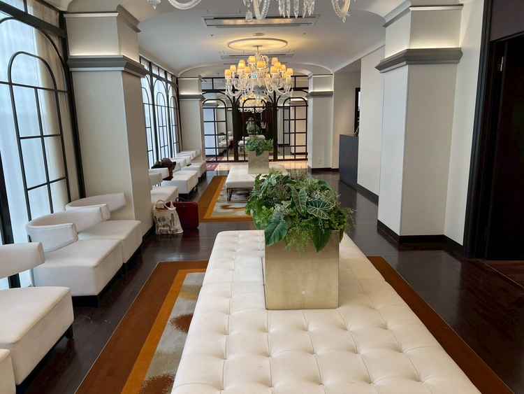 クロークです。横にはフィッティングスペースや化粧直しスペースがあり女性には嬉しいサービスだと思います