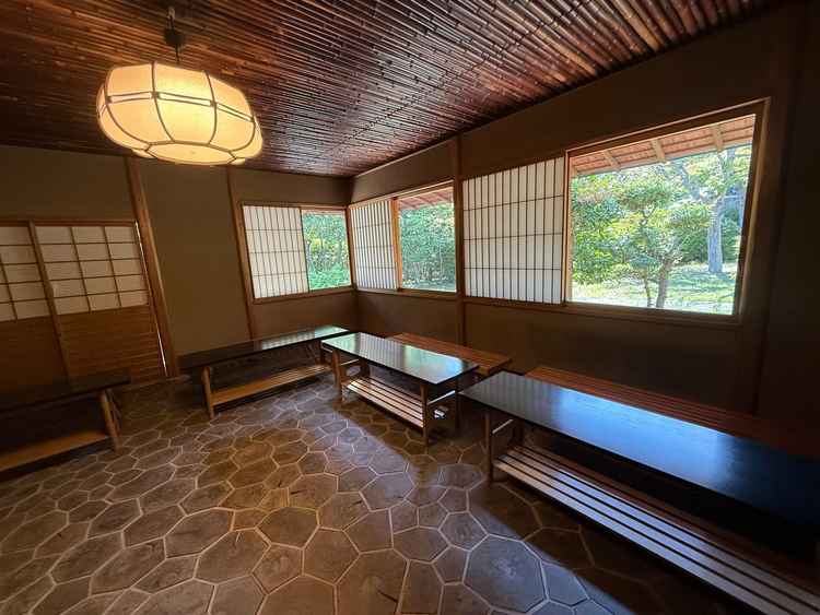 普段入れない茶室に案内してもらいました