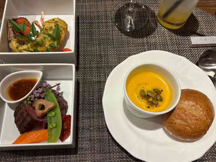 どれもすごくおいしかった。かぼちゃのタネは思ってたよりナッツっぽくて良かった。お肉はとっても肉肉しい