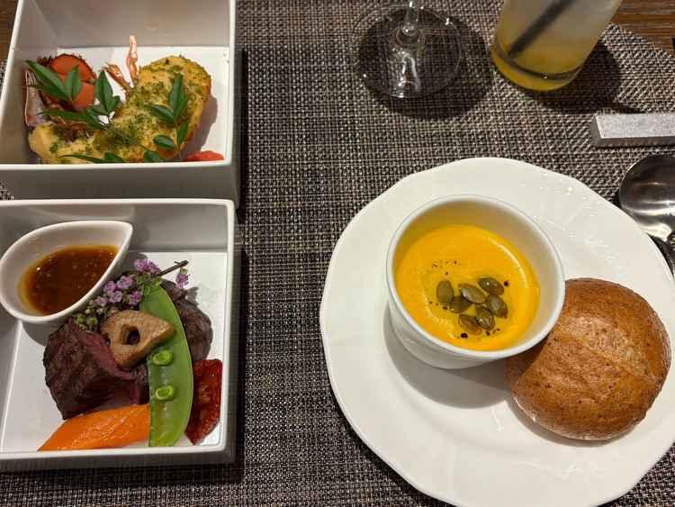 どれもすごくおいしかった。かぼちゃのタネは思ってたよりナッツっぽくて良かった。お肉はとっても肉肉しい