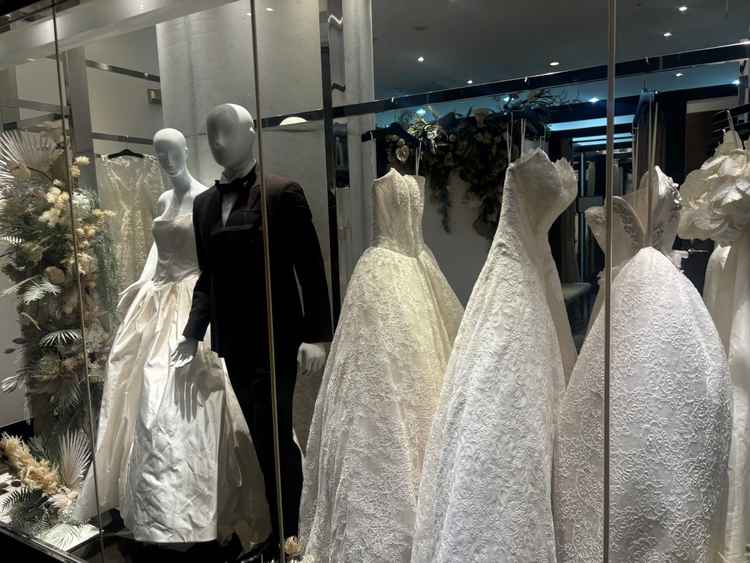 サロン入口近くにはドレスが陳列。ドレスショップが併設。