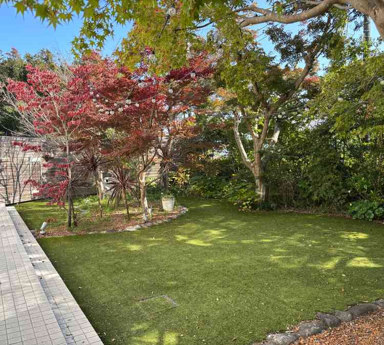 披露宴会場から続くガーデンもありスイーツビュッフェ等もできて良い雰囲気でした！季節的紅葉が綺麗でした