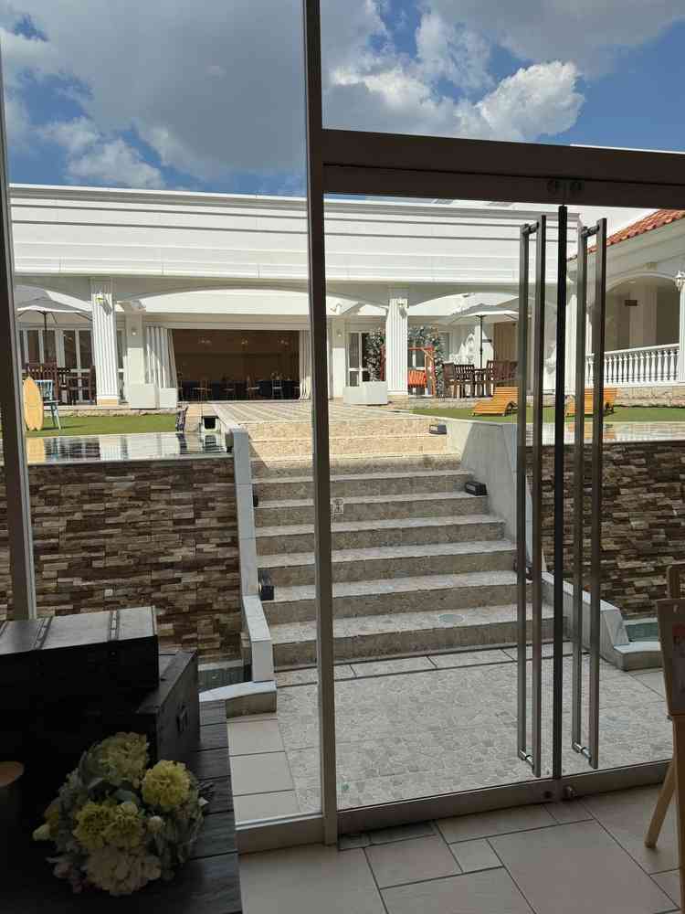 都会の中にあるのに、式場内に入るとリゾートを感じさせるガーデンがあり素敵でした