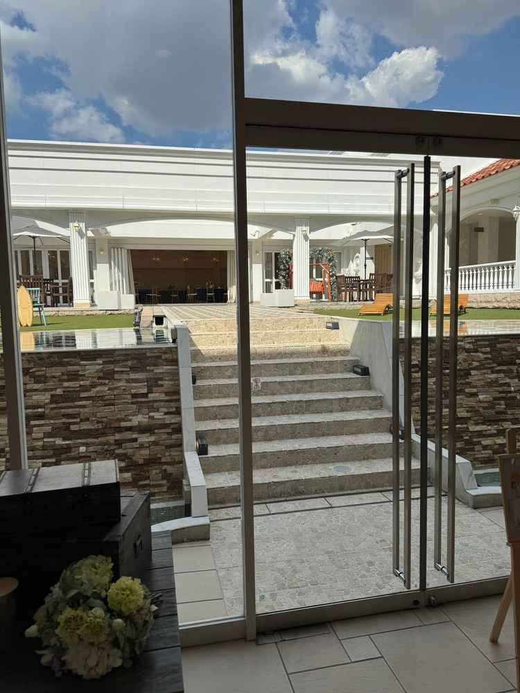 都会の中にあるのに、式場内に入るとリゾートを感じさせるガーデンがあり素敵でした