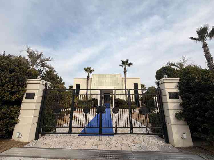 フラワーシャワーなどイベントを行うのに十分な広さがる。門構えがおしゃれ。