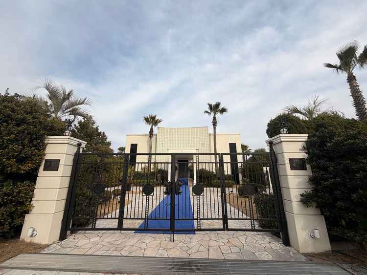 フラワーシャワーなどイベントを行うのに十分な広さがる。門構えがおしゃれ。