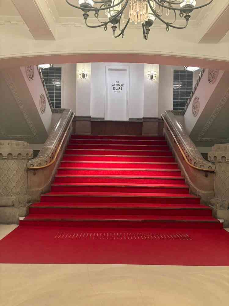 入り口入ってすぐの大階段。