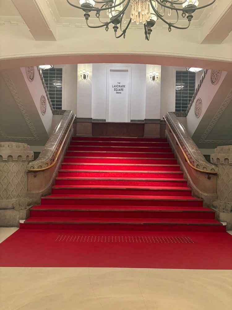 入り口入ってすぐの大階段。