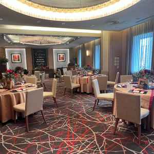 ギャラリーの披露宴会場。おしゃれな雰囲気。