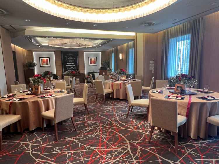 ギャラリーの披露宴会場。おしゃれな雰囲気。