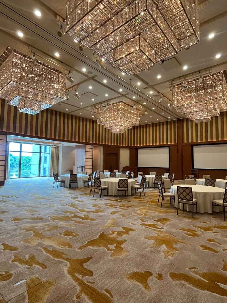 窓から皇居や日比谷の景色が望める宴会場