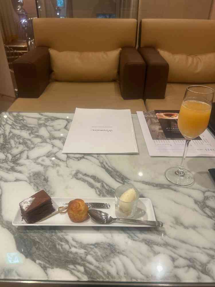 出して頂いたフラッシュカクテルとスイーツ