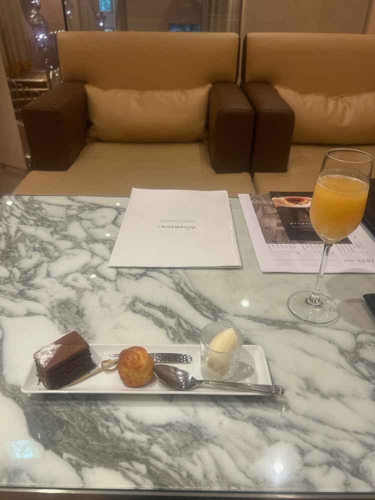 出して頂いたフラッシュカクテルとスイーツ