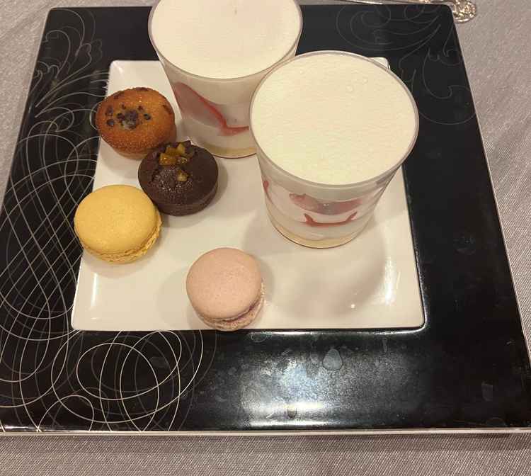 デザート。ケーキは生クリームがさっぱりで軽く食べやすかったです。