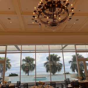 大きな窓越しにヤシの木と海が見え、リゾート感あふれる披露宴会場でした。