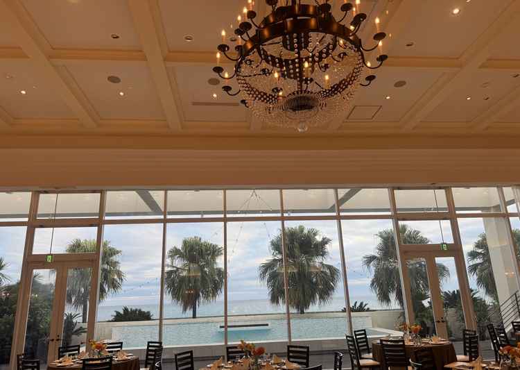 大きな窓越しにヤシの木と海が見え、リゾート感あふれる披露宴会場でした。