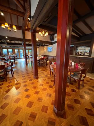 ペンションに来たような温かみのある披露宴会場、色の使い方がまとまっていておしゃれ。