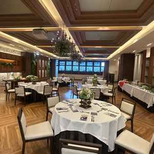 木目を基調とした披露宴会場で落ち着いた印象があります。