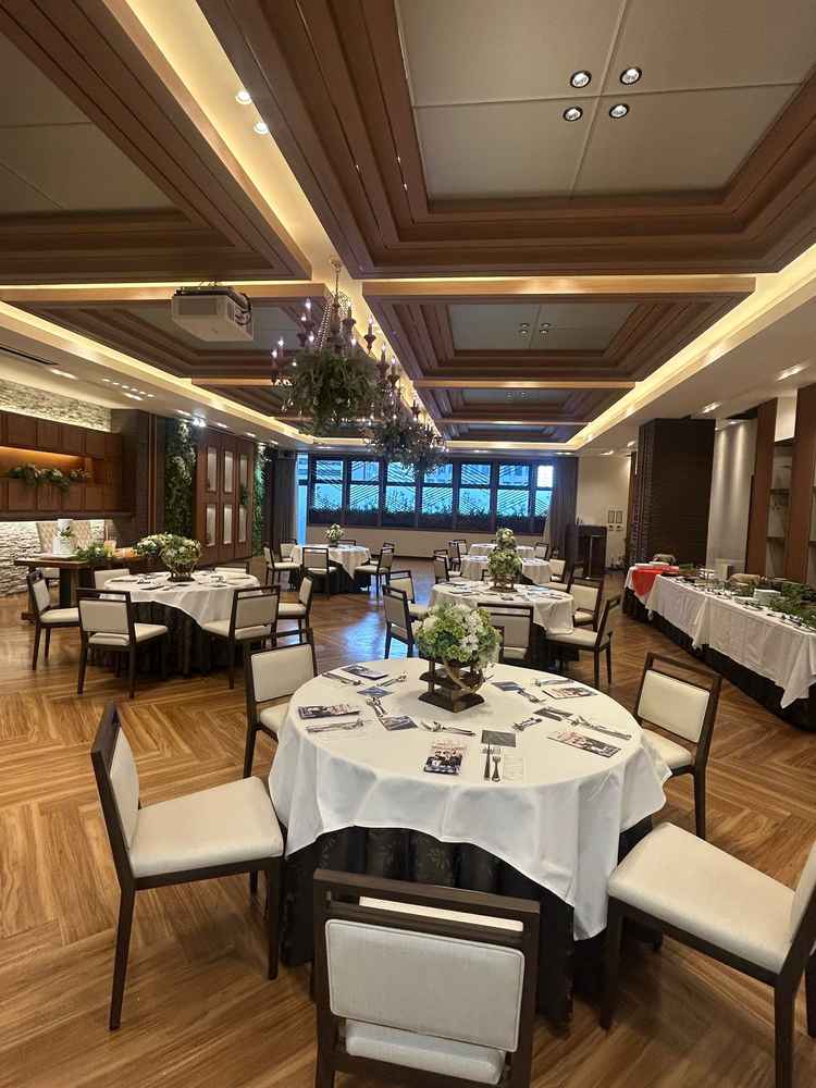 木目を基調とした披露宴会場で落ち着いた印象があります。