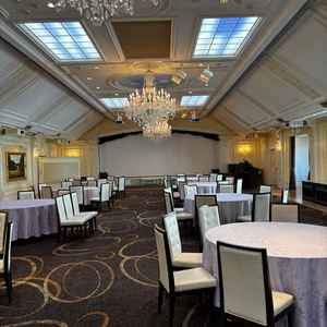 かなり広々とした披露宴会場でプロジェクションマッピングもありました。