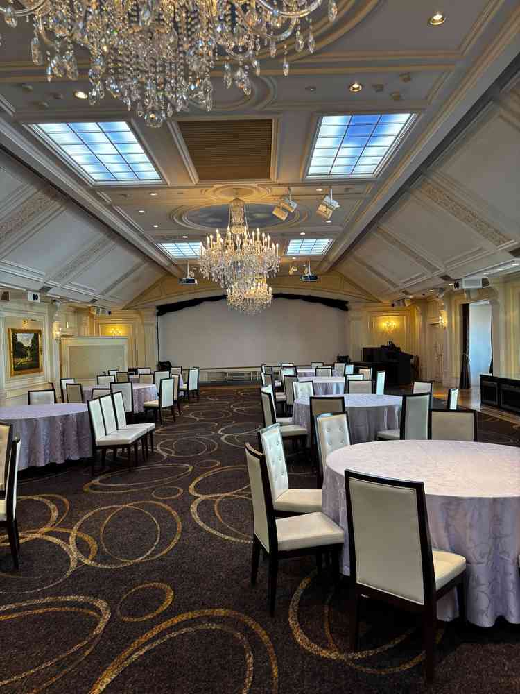 かなり広々とした披露宴会場でプロジェクションマッピングもありました。