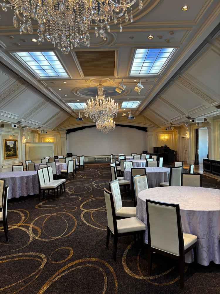 かなり広々とした披露宴会場でプロジェクションマッピングもありました。