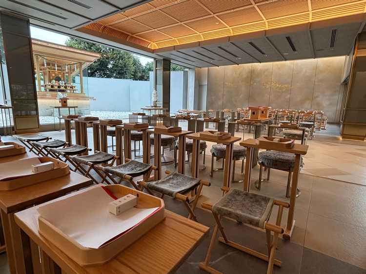 明治記念館内神前式場。ゲストも含め全員参加型の儀式を行うので繋がりがより深まると感じた。モダンで良い