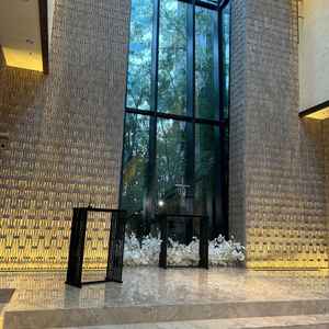 光がよく差し込む明るいチャペル