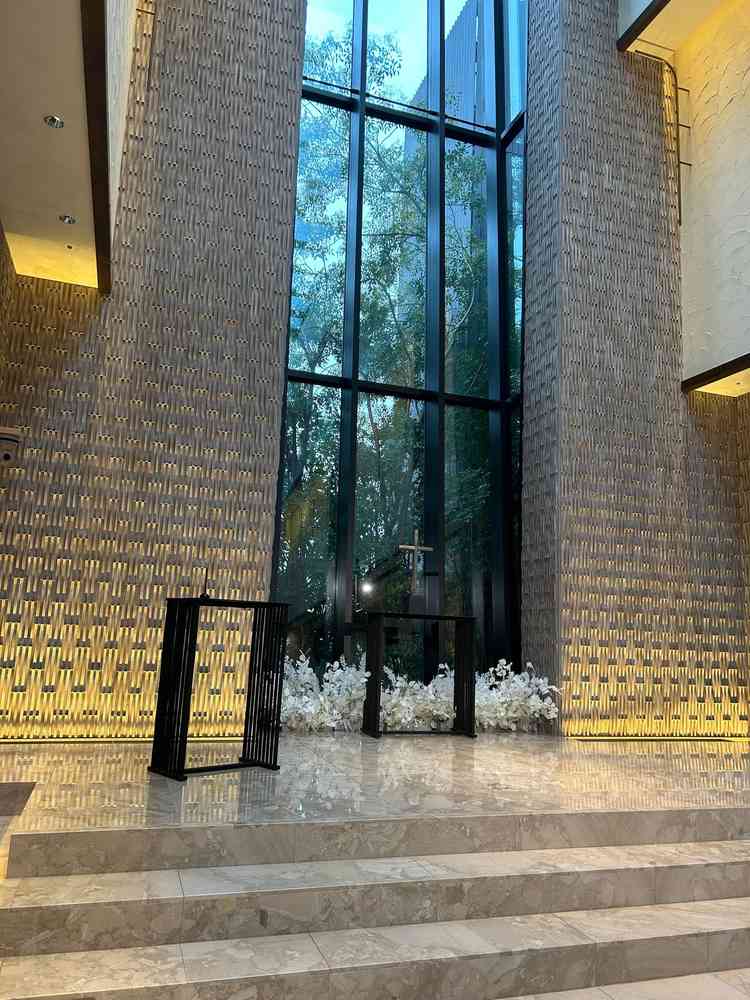 光がよく差し込む明るいチャペル