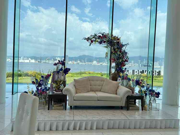 披露宴会場はガラス張りで高砂のバックに海が見えるため開放感がありました。