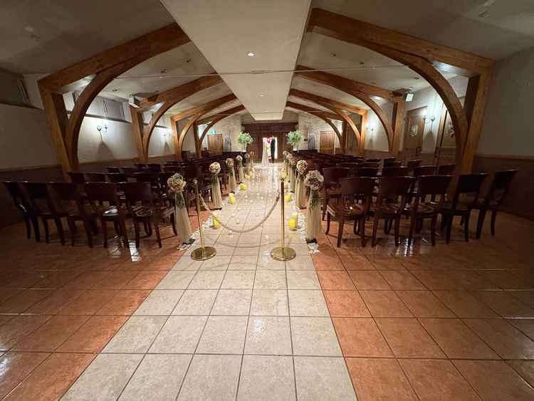 チャペルの写真。チャペル内を暗くして、キャンドルを炊いてくれました。