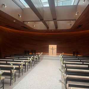 リニューアル後のチャペルへ。天窓から差し込む光が明るく入り、木の香りに包まれた温かみのあるチャペル。