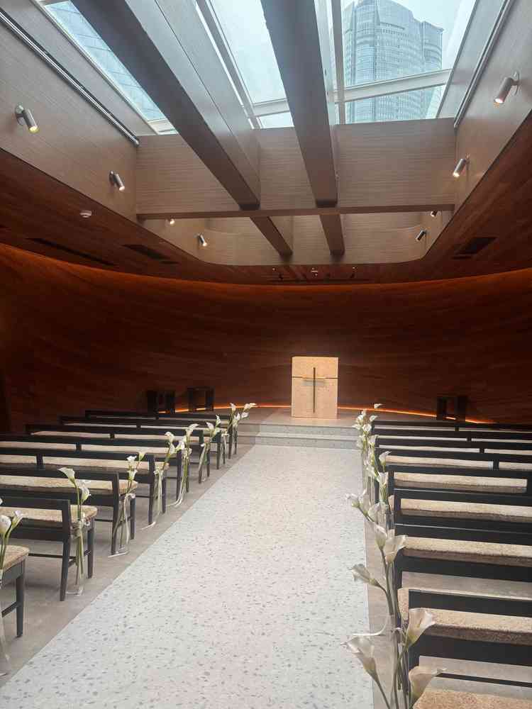 リニューアル後のチャペルへ。天窓から差し込む光が明るく入り、木の香りに包まれた温かみのあるチャペル。