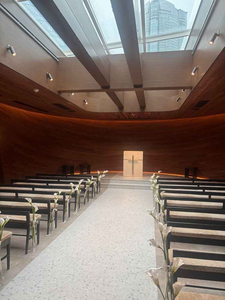 リニューアル後のチャペルへ。天窓から差し込む光が明るく入り、木の香りに包まれた温かみのあるチャペル。