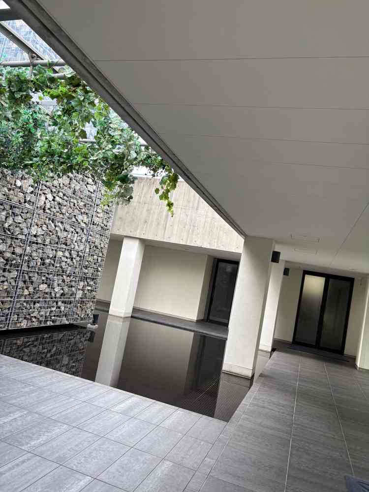 挙式会場のチャペル前の廊下部分の写真。グレーの廊下がシックで素敵。