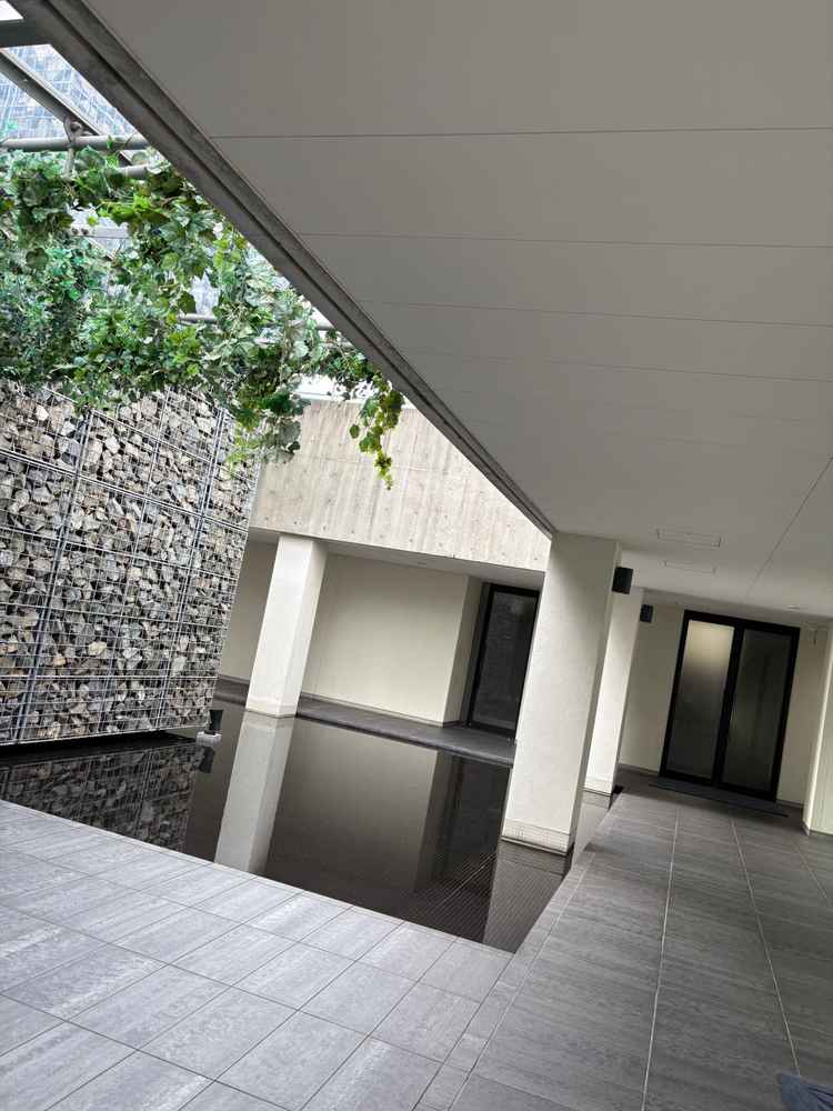 挙式会場のチャペル前の廊下部分の写真。グレーの廊下がシックで素敵。