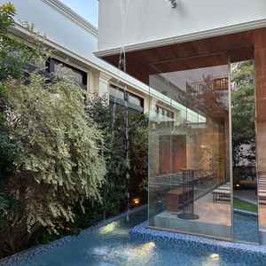 チャペルの外にプールがあって、水の音が良かったです。