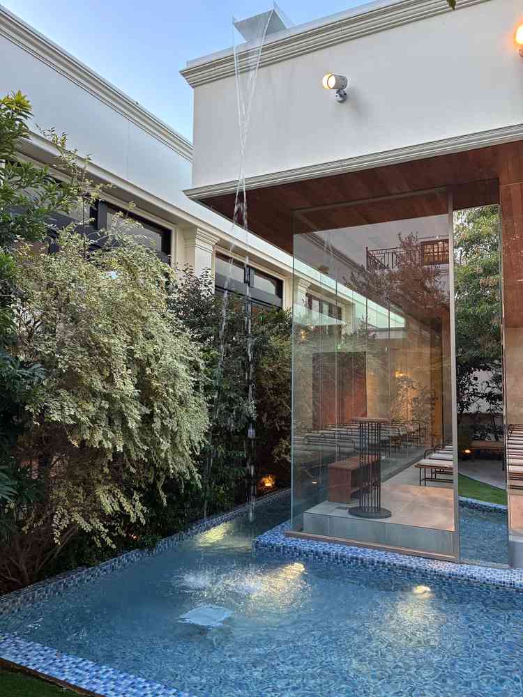 チャペルの外にプールがあって、水の音が良かったです。