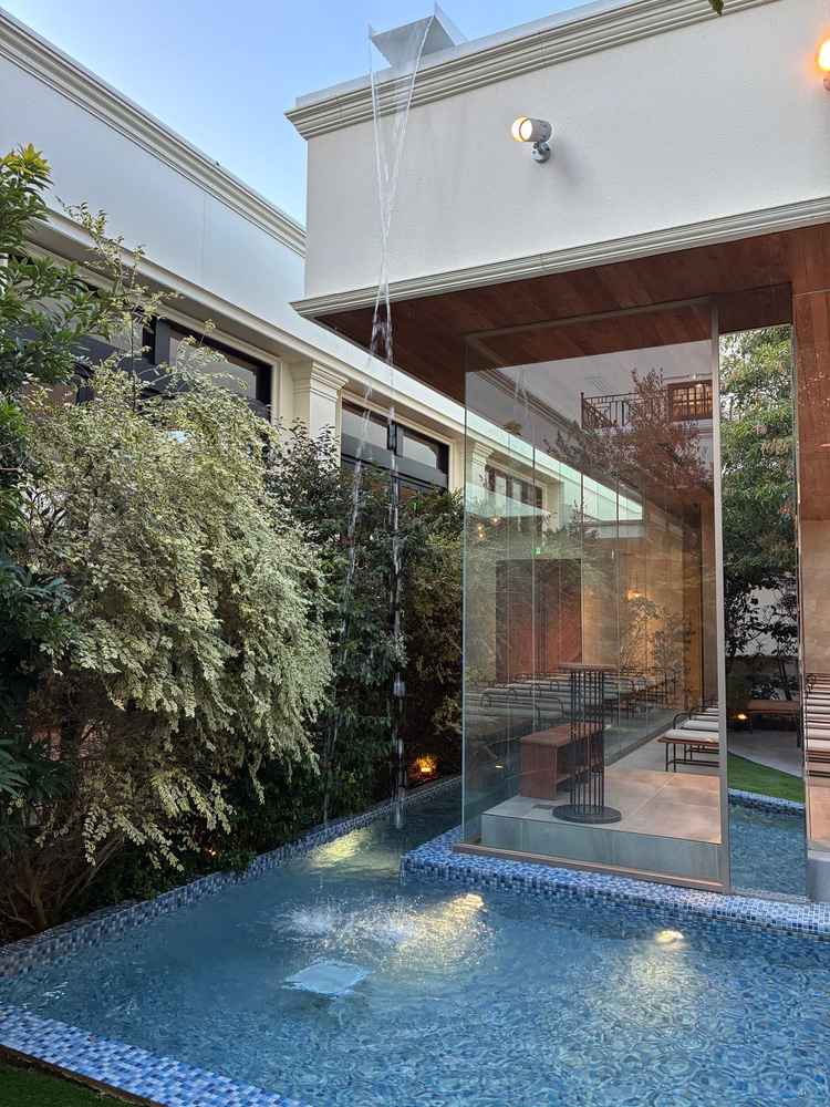 チャペルの外にプールがあって、水の音が良かったです。