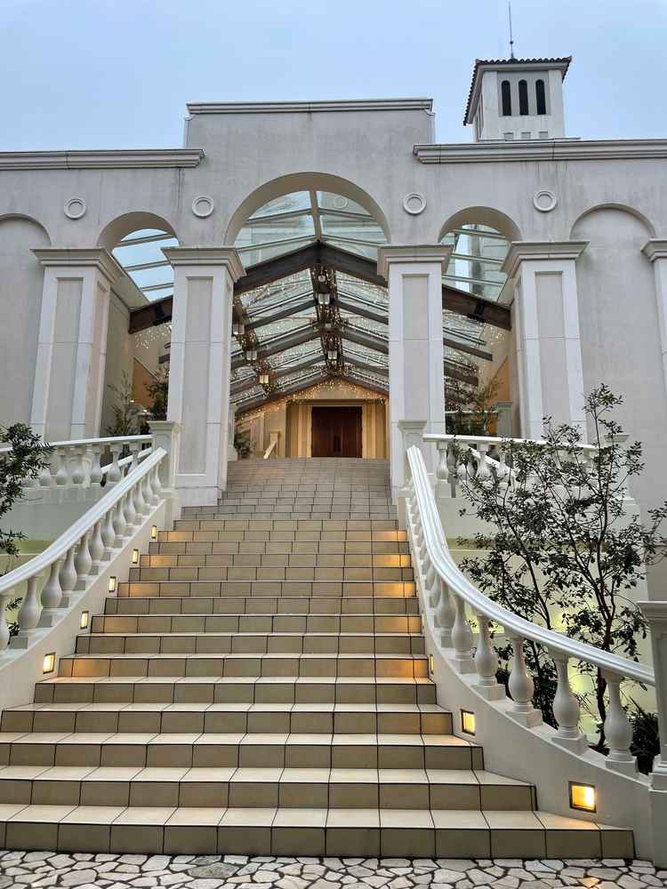 チャペルを出たところにある大階段。雨天時のフラワーシャワーは、屋根の下で行う。