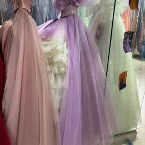 ドレス見学。通常のウェディングドレスやカラードレスの他に、ディズニーモデルのドレスもあり。