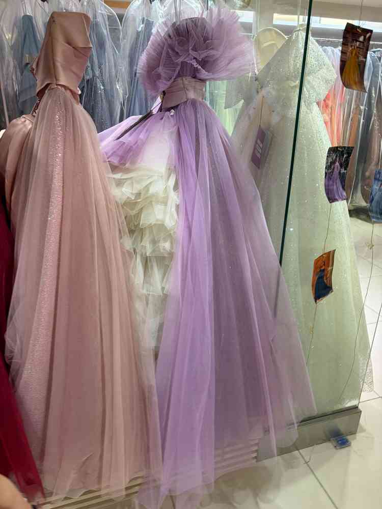 ドレス見学。通常のウェディングドレスやカラードレスの他に、ディズニーモデルのドレスもあり。