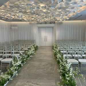 チャペルの新郎新婦目線の写真。天井はシャンパンの泡をイメージされているとのこと。