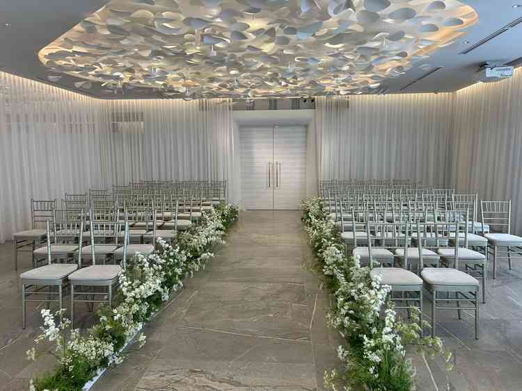 チャペルの新郎新婦目線の写真。天井はシャンパンの泡をイメージされているとのこと。