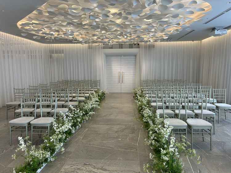 チャペルの新郎新婦目線の写真。天井はシャンパンの泡をイメージされているとのこと。