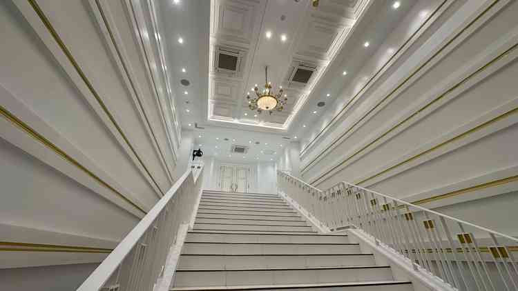 チャペルを退場した後、1階披露宴会場につながる大階段。フラワーシャワーを行う場所。