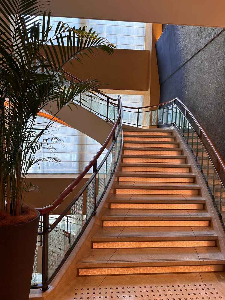 実際に撮影する階段はこちらの螺旋階段になります。ライトがあるため、綺麗なお写真が撮れると思います。