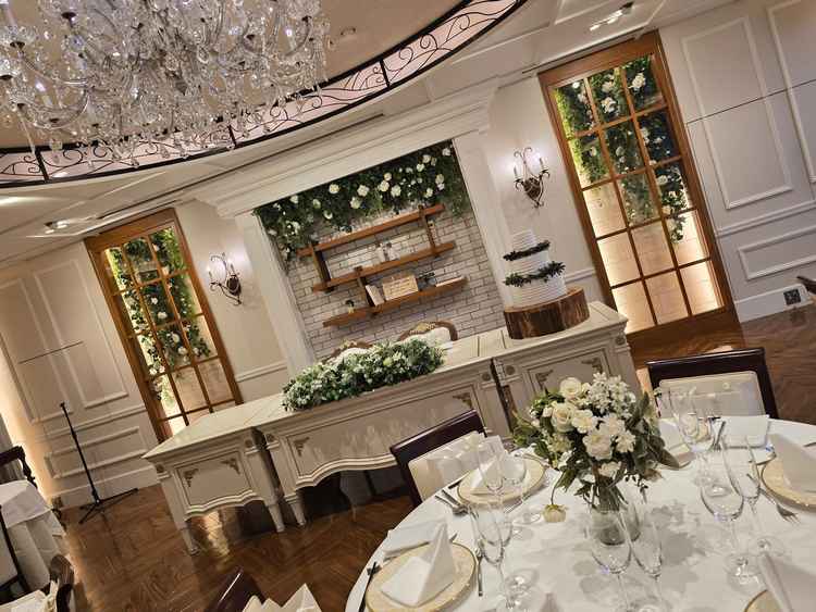 披露宴会場と高砂席。シンプルだが綺麗に装飾されていた。